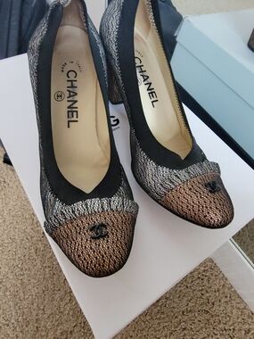 CHANEL Black and Bronze Cap-Toe Tweed Pumps Size 36